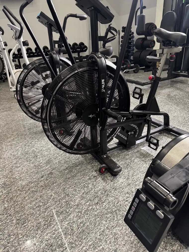 Air bikes e halteres emborrachados em exposição