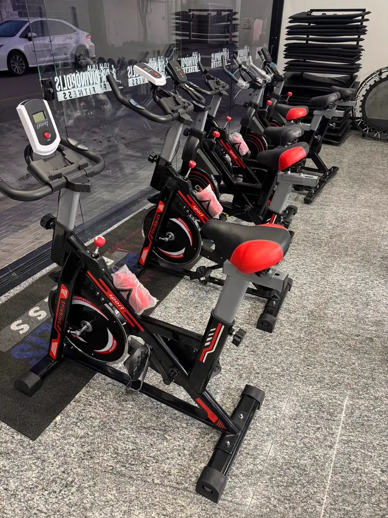 Fileira de bicicletas de spinning novas na loja
