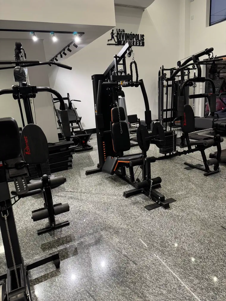 Estações de musculação em exposição no showroom