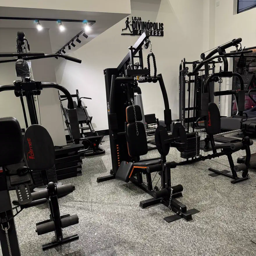 Salão da loja com estações de musculação Polimet e 4Life Sports em exposição